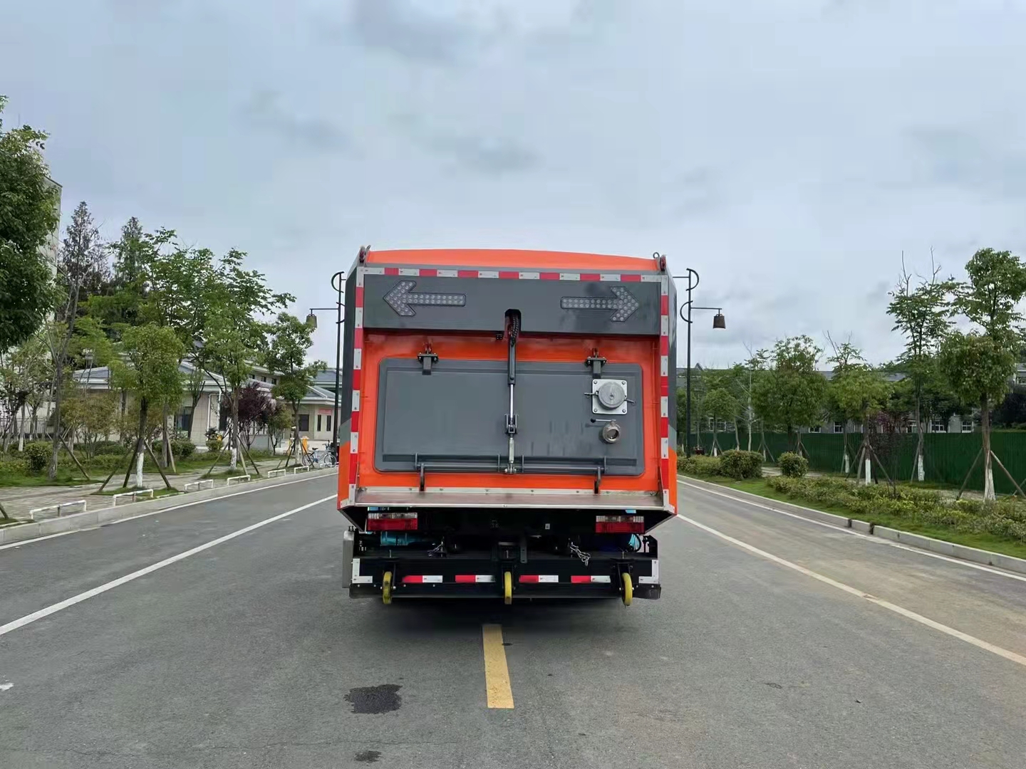 東風(fēng)D9后置滾掃干濕兩用銑刨吸塵車