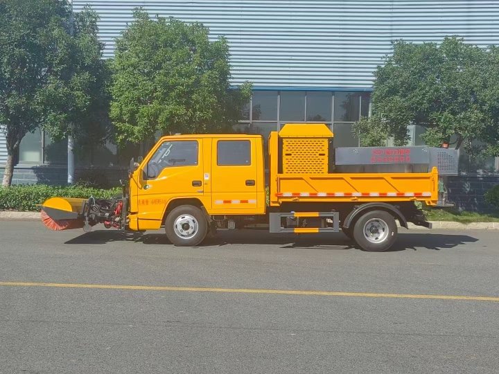 藍牌江鈴多功能掃雪融雪一體車