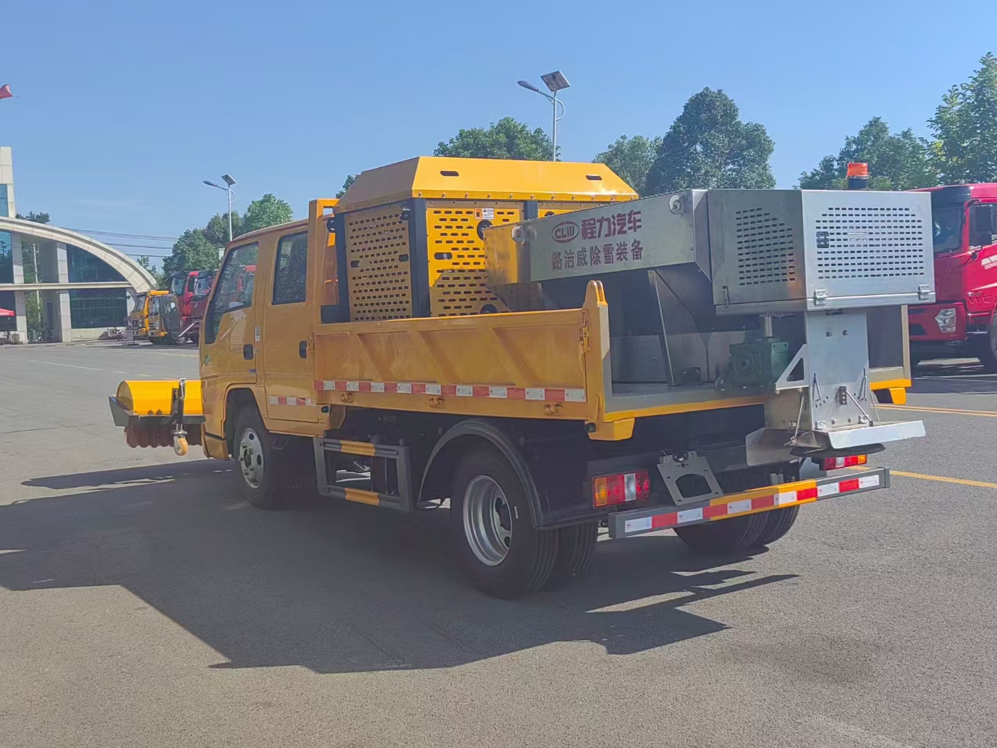 藍牌江鈴多功能掃雪融雪一體車